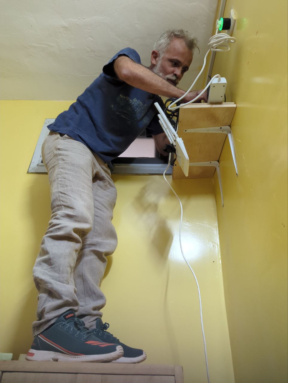 Lorenzo placing the new server in JangKom&rsquo;s office
